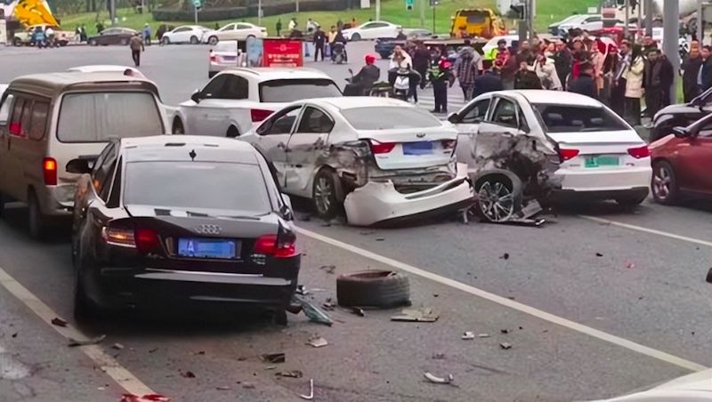 成都一特斯拉连撞11车，车主发声：车辆失控