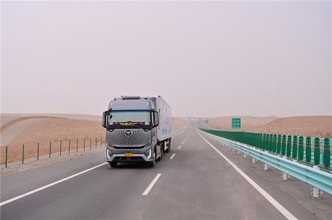 欧曼银河580燃气车穿越荒漠无人区公路 高效畅行两千里