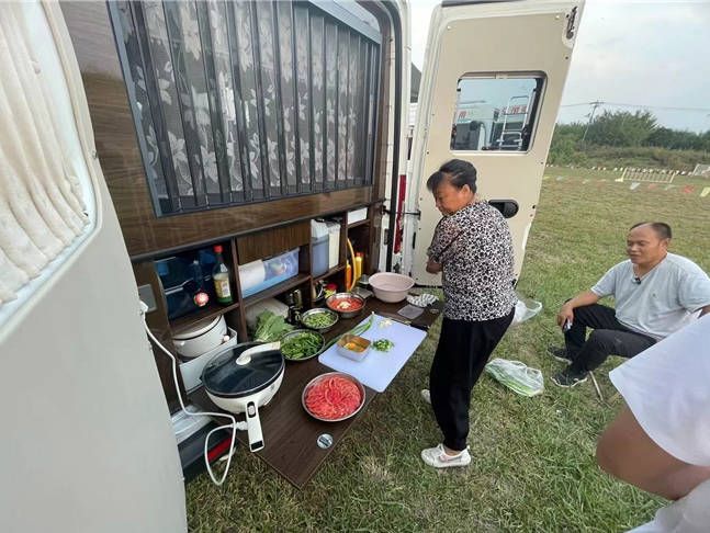               生活如旅途，万境皆自由