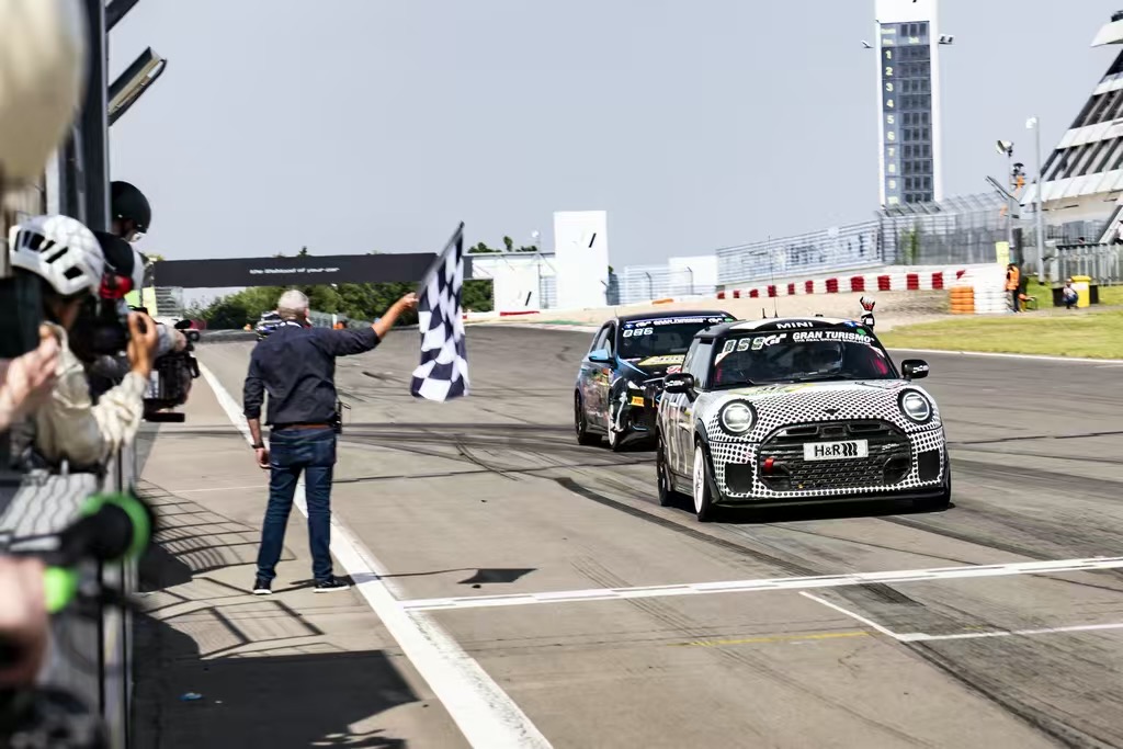 全新MINI John Cooper Works再战纽博格林24小时耐力赛并获奖