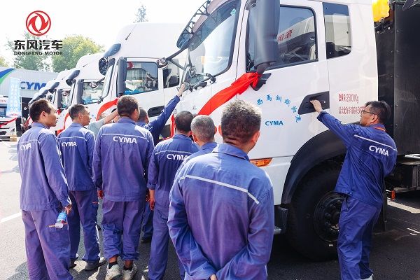 东风商用车50辆新能源重卡集中交付     