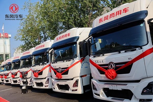 东风商用车50辆新能源重卡集中交付     