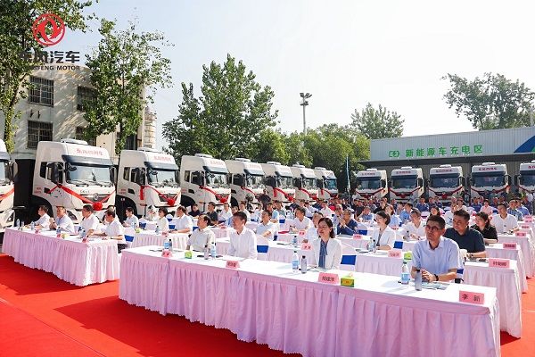 东风商用车50辆新能源重卡集中交付     