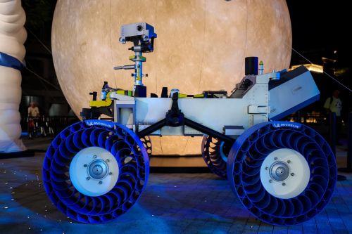 创新不止于道路米其林点亮三城月球艺术装置展示百年创新探索版图