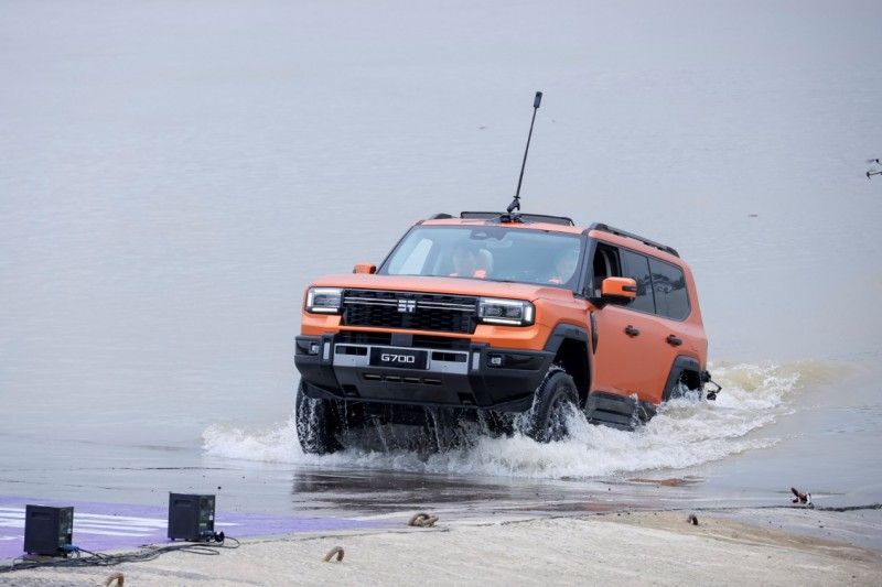 横渡长江竟然挑战成功了，纵横G700凭什么能水陆两栖？