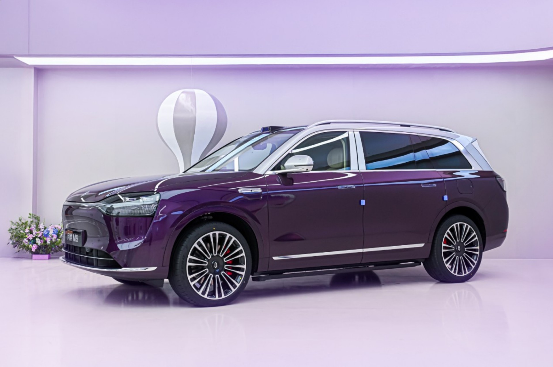 “桐”款心动，“紫”带气场，李一桐成问界M9银境紫车主