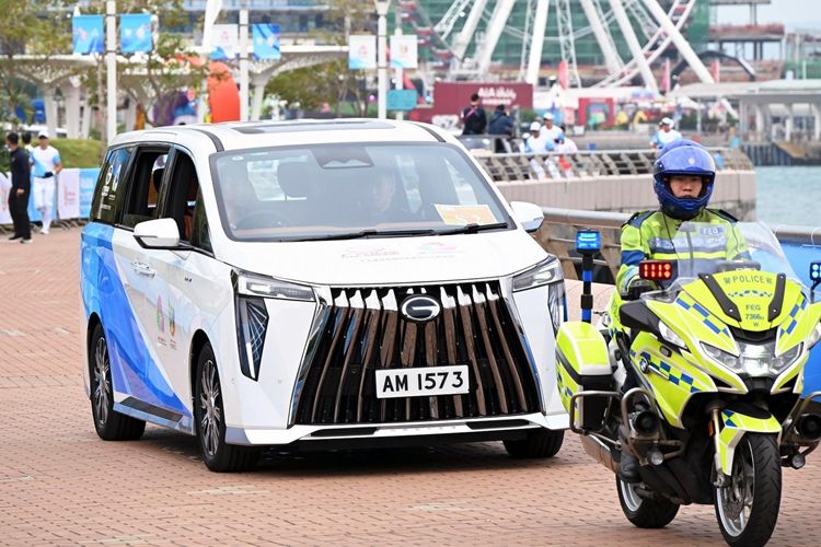 十五运会火炬传递开跑 广汽集团董事长冯兴亚担任火炬手