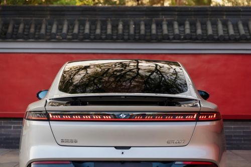  值得年轻人拥有的新能源轿车：锁定东风奕派 eπ007，好开还时髦