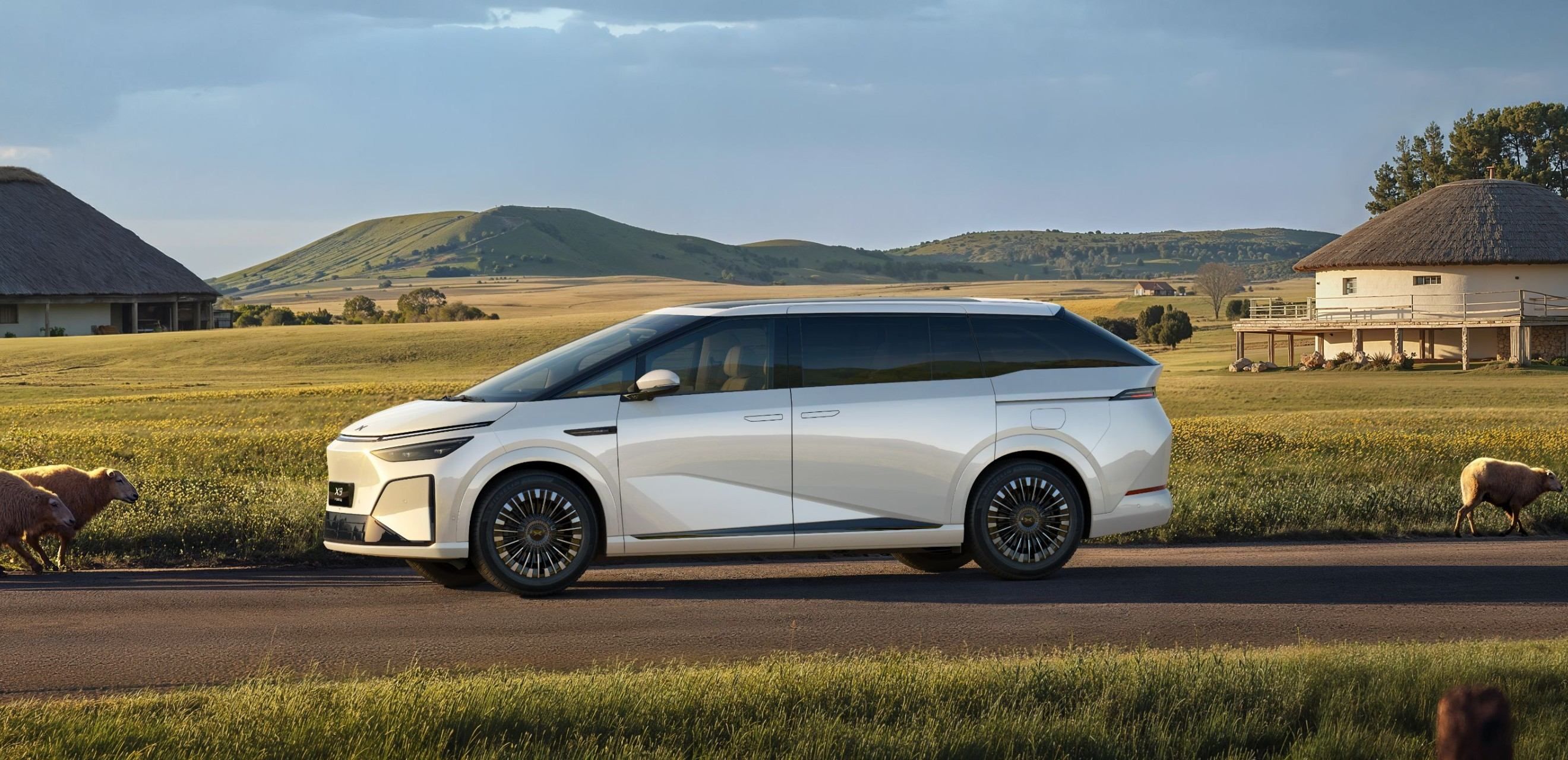 综合续航超1600公里 小鹏X9超级增程预售价35万起