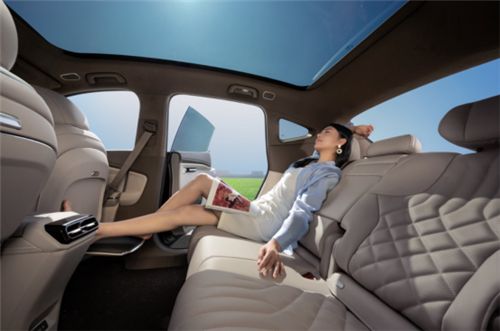 充电体验革命:昊铂HT 800V快充+免费网络,对比智己LS6超充挑桩