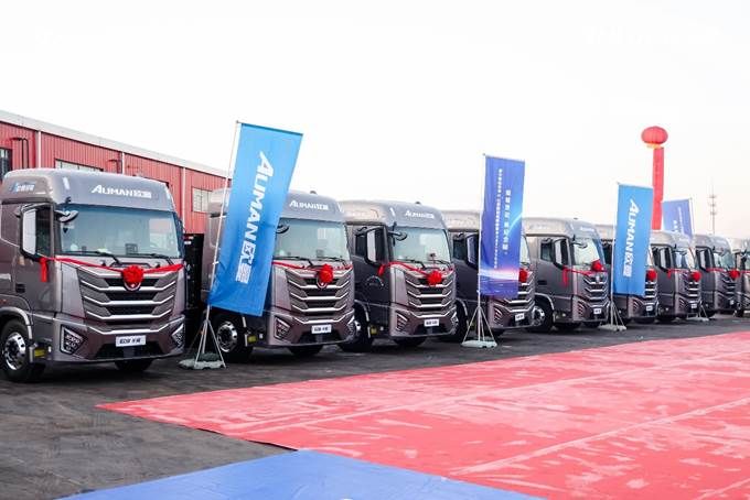  雙槍快充高效可靠，歐曼星翼新能源牽引車助力山西物流升級