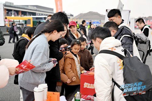 引擎轰鸣，人潮涌动！2025天府极速嘉年华盛大启幕