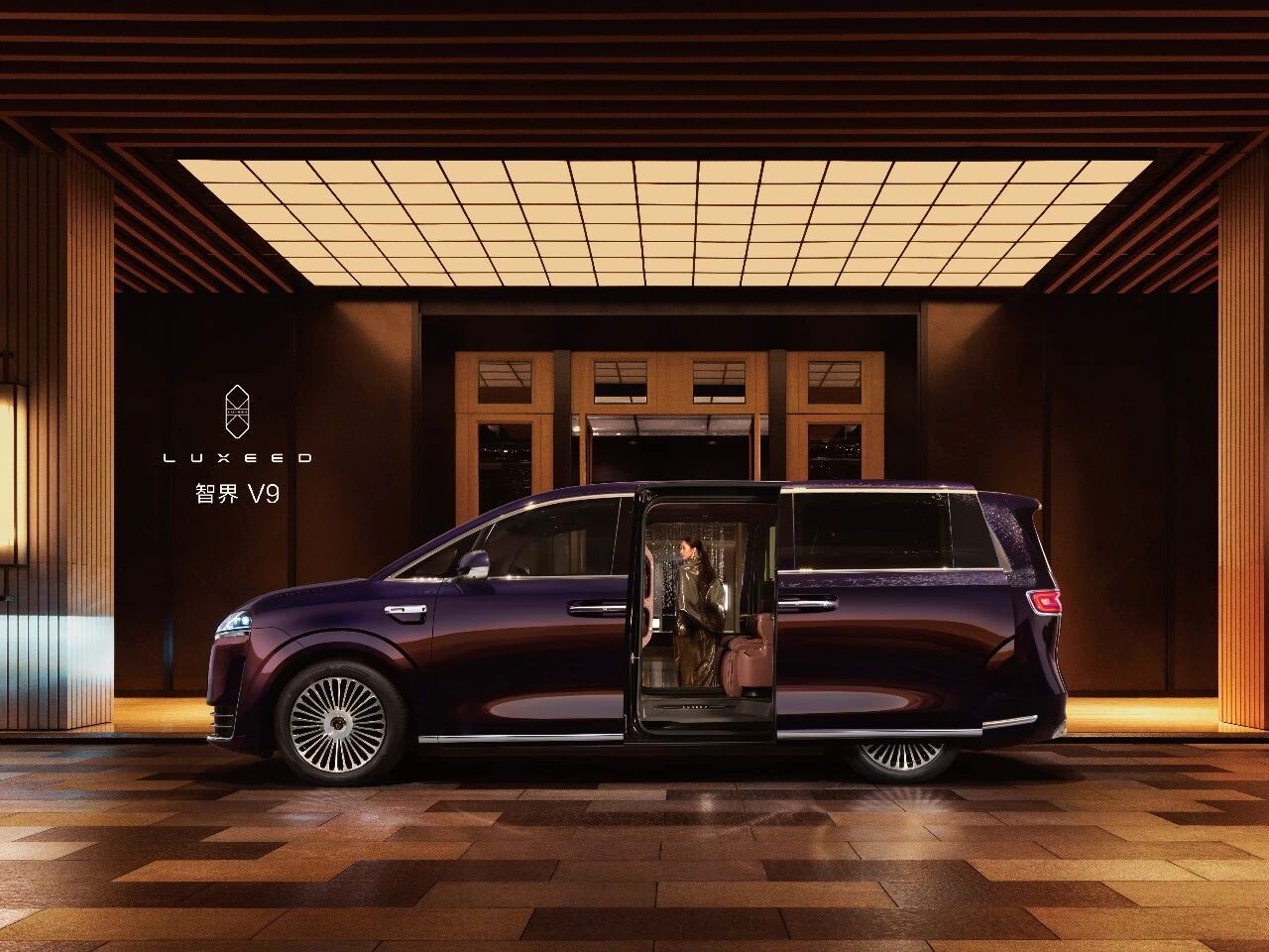智界V9最新官图公布,定位鸿蒙智行旗舰MPV