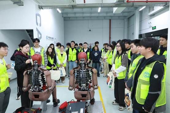 校企协同育新人 汽车指数技术开放日点燃青年科技梦