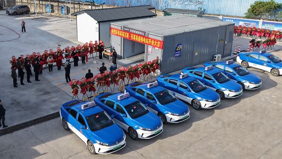 川北出租车 极速换电 新模式再普及!易易互联苍溪首座换电站投运