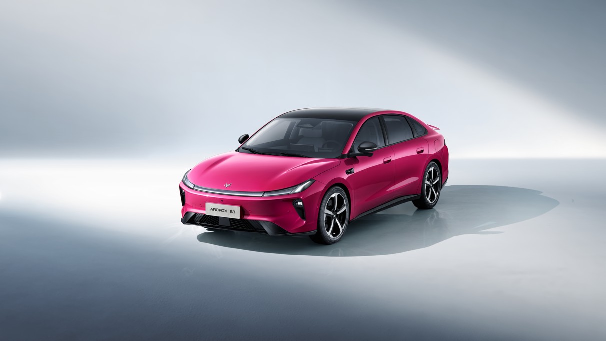 “换”然一新！极狐S3官图发布 给10万级纯电家轿打个样