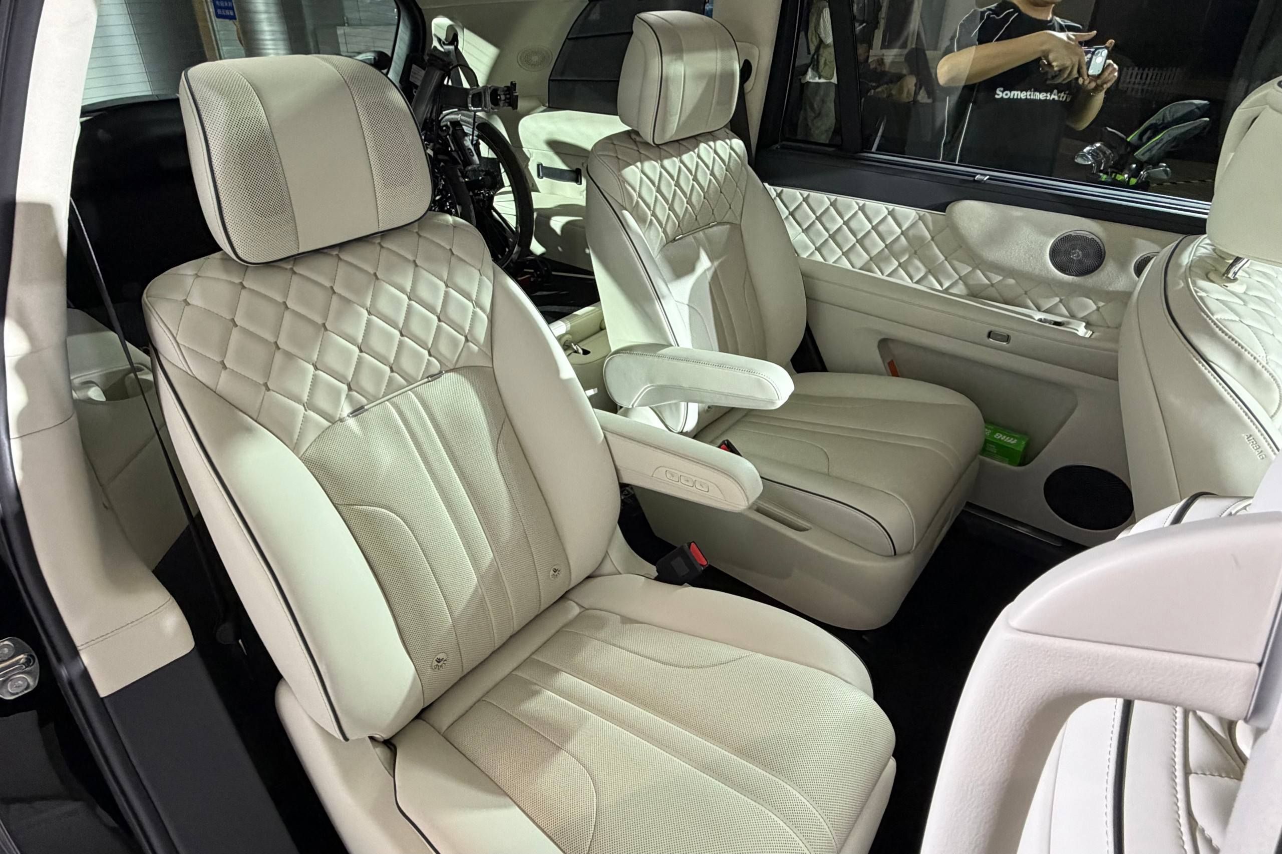 魏牌V9X预售价37.18万起，定位“AI豪华六座旗舰”