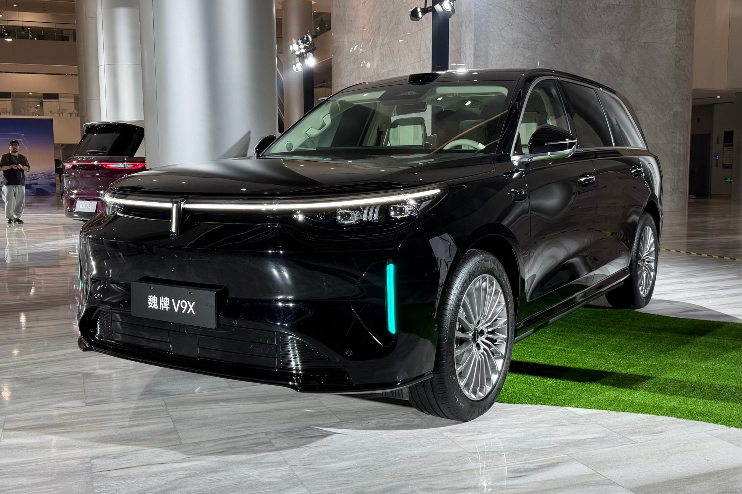 魏牌V9X预售价37.18万起，定位“AI豪华六座旗舰”