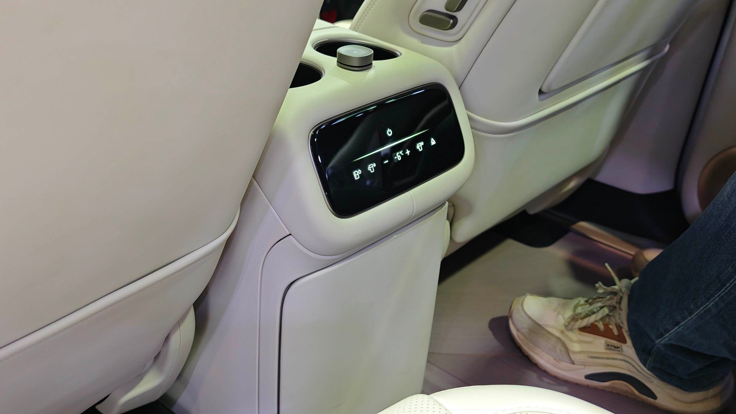 2026北京车展：智己LS8亮相，上市售24.98万起