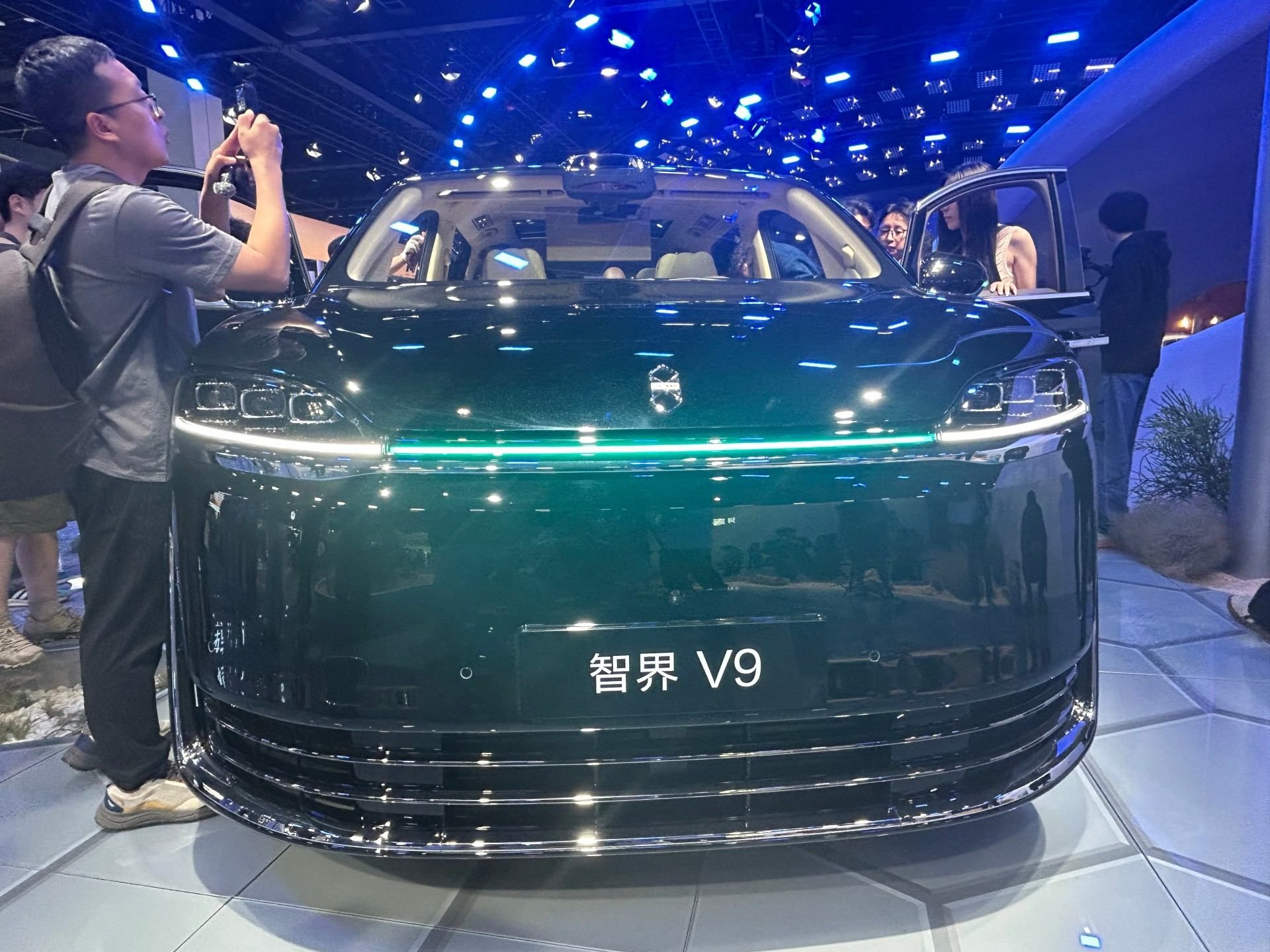 2026北京车展：智界V9亮相，鸿蒙智行旗下首款MPV
