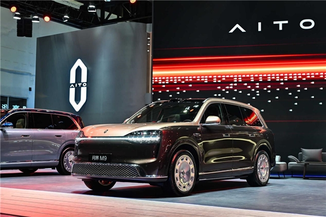 全新一代问界M9系列首秀亮相2026北京车展