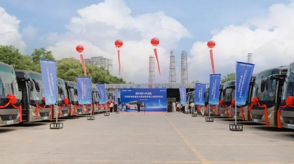 本土协同共筑绿色出行新生态奇瑞商用车20台纯电客车交付安奇租赁