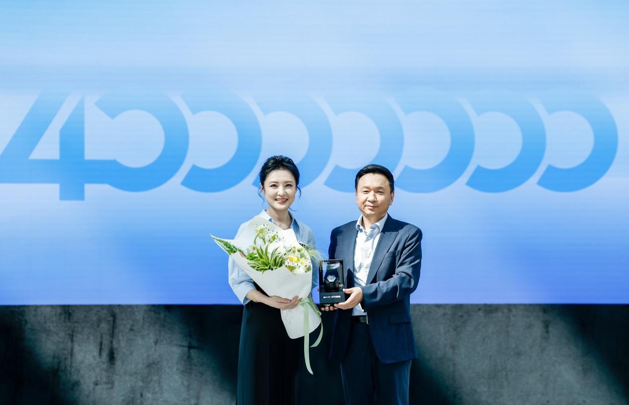 北汽集团第4000万辆整车下线 正式交付极狐问道V9车主周涛