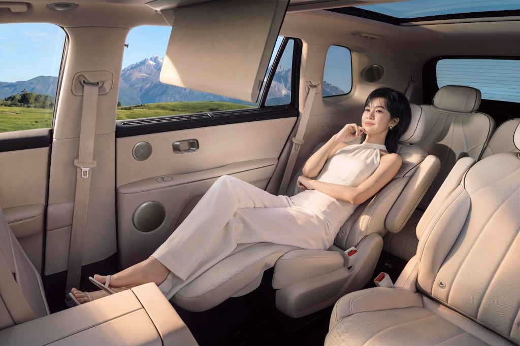 奕派M8全系标配华为全家桶 16.98万起卷疯六座SUV