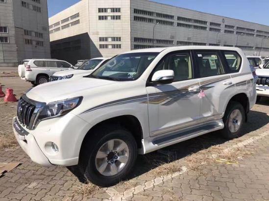 外观方面:17款丰田霸道2700中东txl取消了原本在下方雾灯,这样的设计