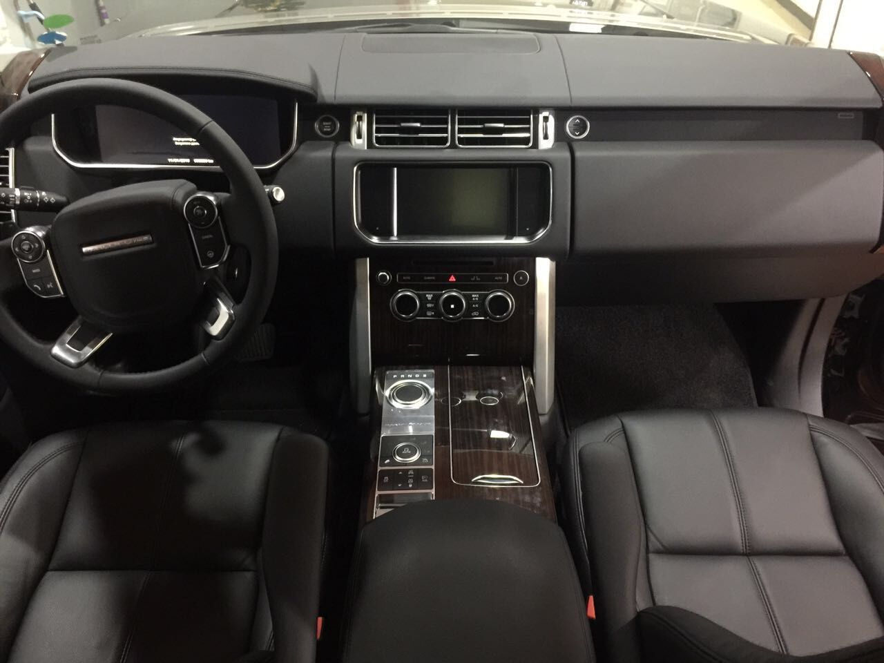 17款路虎揽胜行政版采用双前灯组的设计