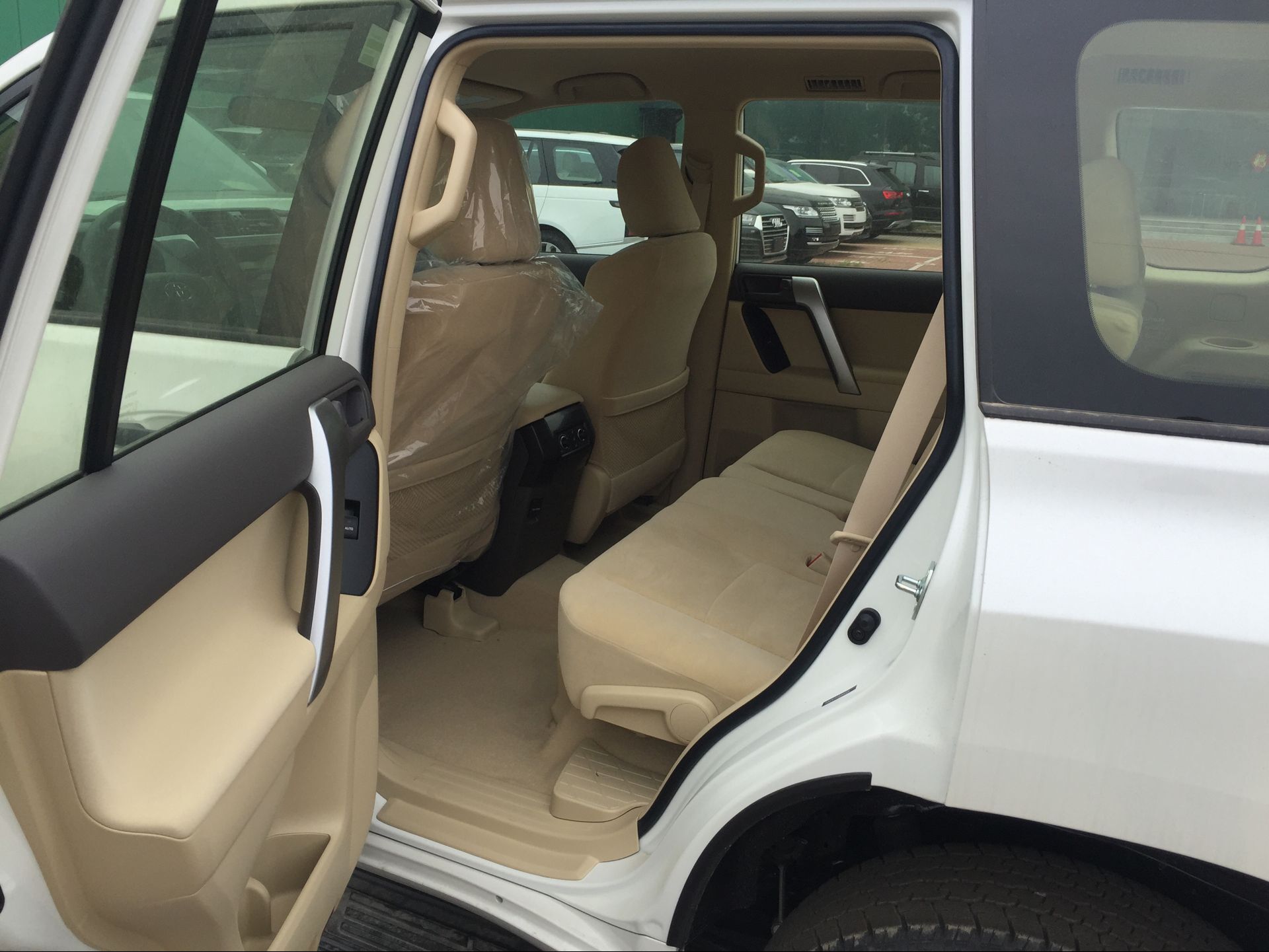 集中了车辆绝大部门的节制功效,如许的设计也体现了普拉多着重驾驶者