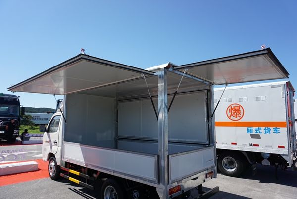 三面都有上翻的箱体,液压支撑杆结构只需要用很小的力就能完成开启,不