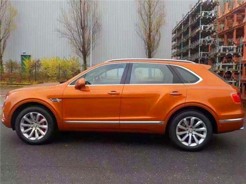 0t 宾利添越 五座 选配:定制限量油漆(6060美金),橙色对比缝线配黑色