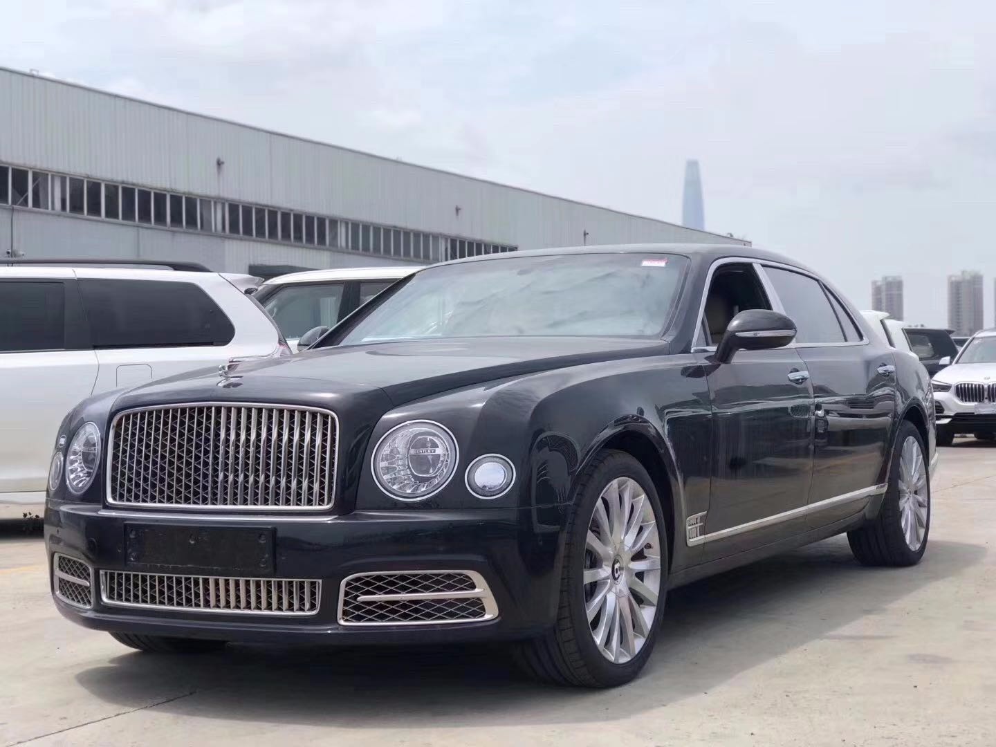 宾利慕尚可以说是最完美的英伦风产物,简洁而不失特点的外观,内饰好一