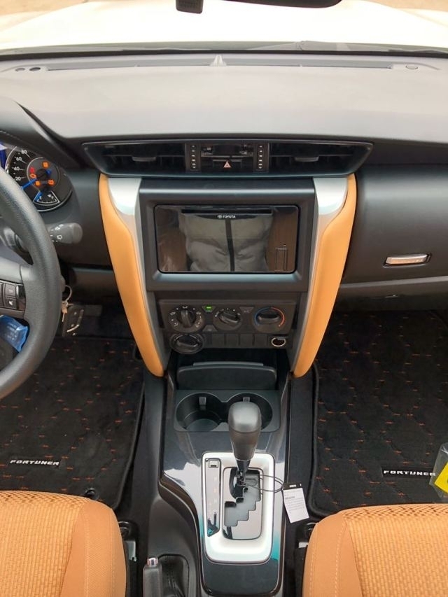 丰田穿越者2700采用了触摸式液晶屏,仪表盘和中控面板呈十字交叉,简洁