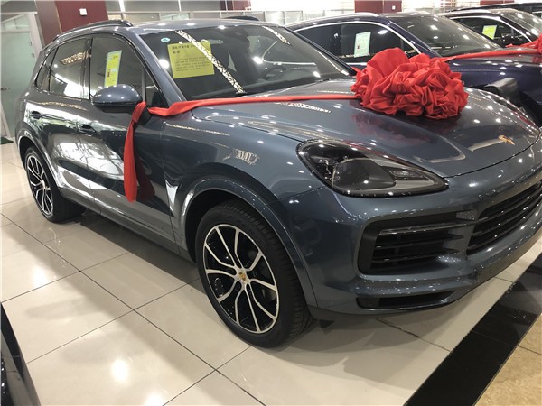 20款加版保时捷卡宴采用30t帝王蓝颜色