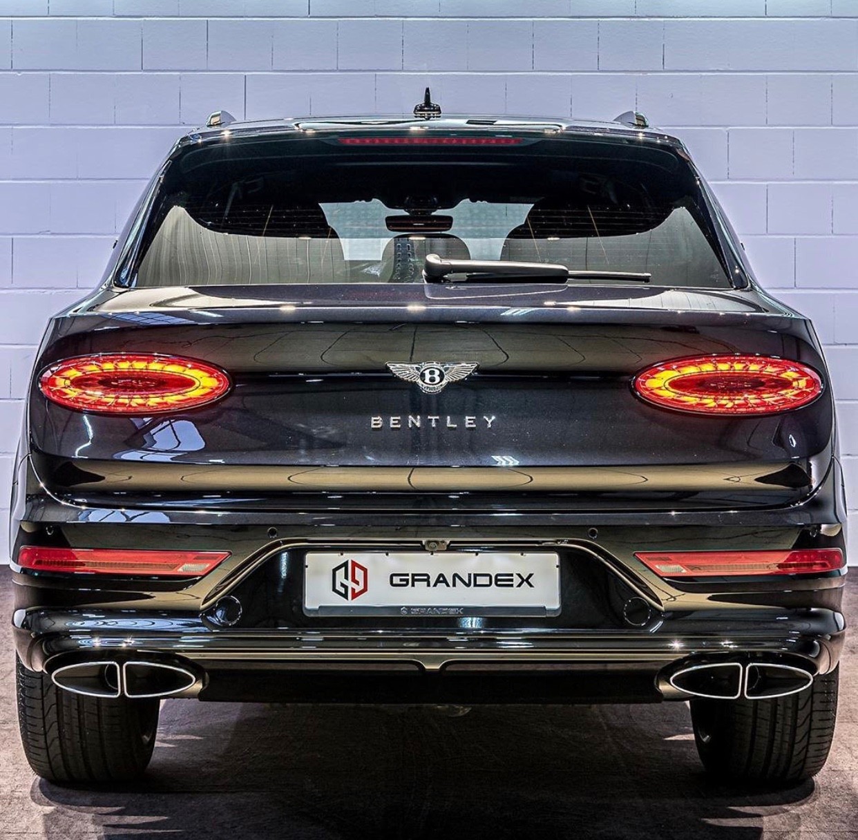 2021款宾利添越新车更具年轻化运动感强