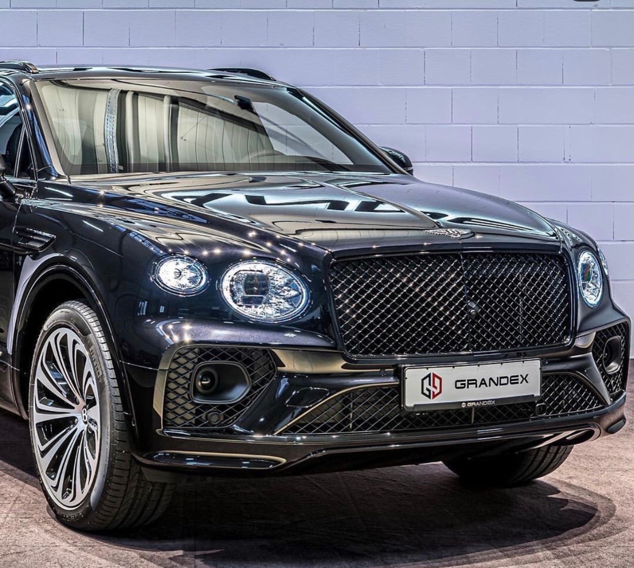 2021款宾利添越新车更具年轻化运动感强