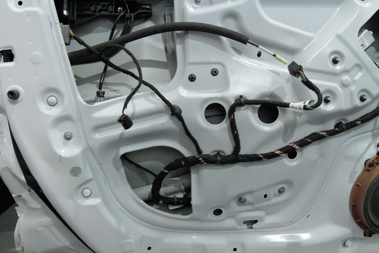 长安cs75plus实车拆解表现与其一致,同时前后车门变形并不是很大,有效