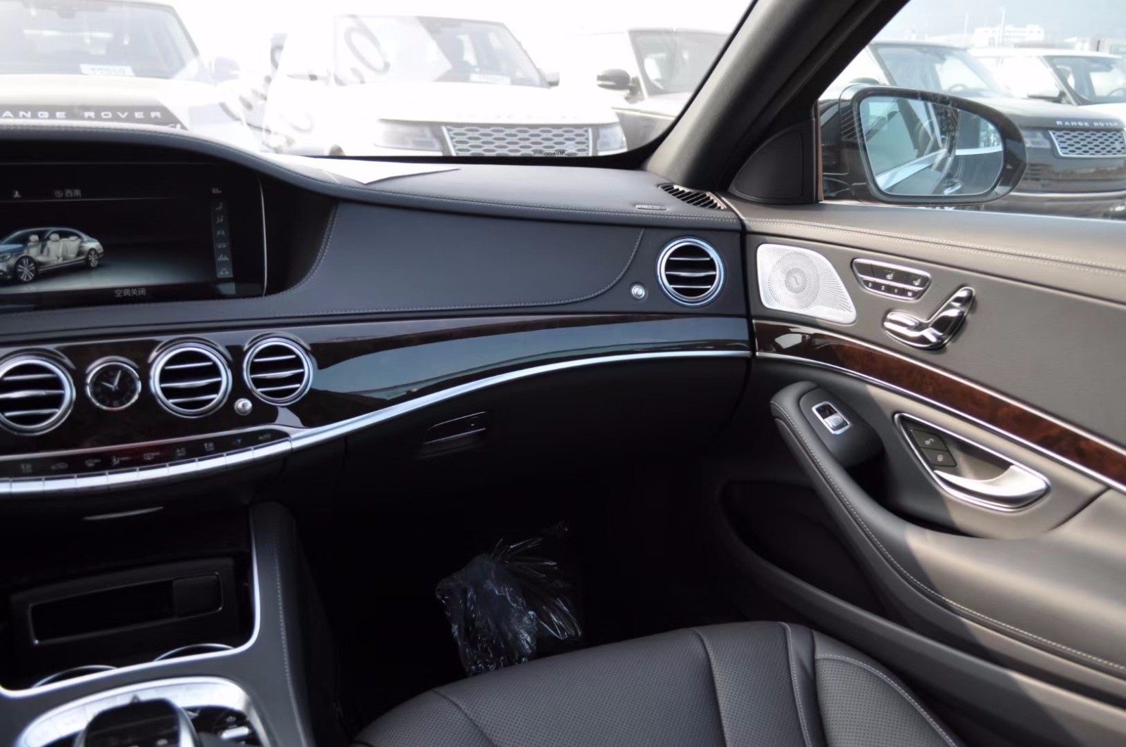 20款奔驰s450采用深色内饰设计,充分体现了奔驰的华贵之美,仪表盘依然