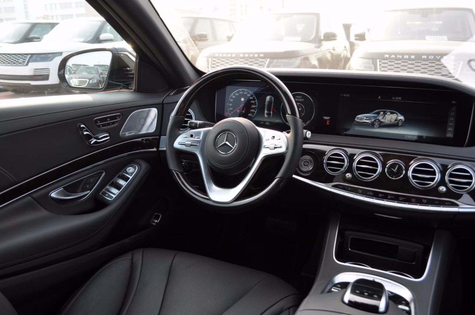 20款奔驰s450采用深色内饰设计,充分体现了奔驰的华贵之美,仪表盘依然
