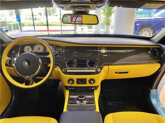 魅影凭借完美弧度的动感外观和斜背式设计,以及及其雅致的内饰而闻名