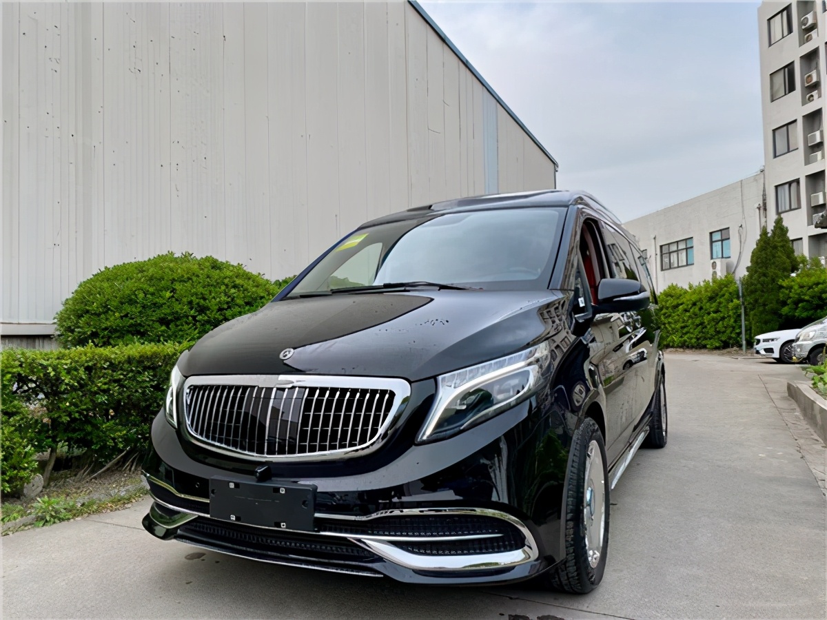 奔驰v260l高顶上半隔断改装商务车是在奔驰v260l裸车