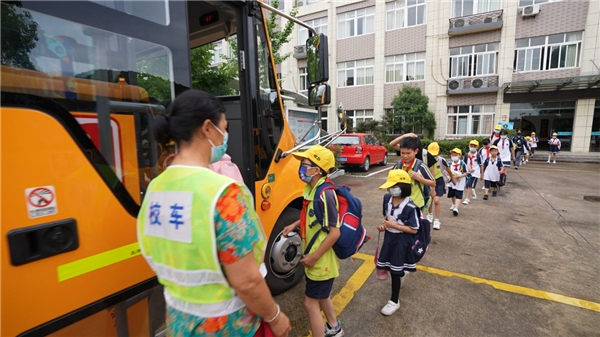 德清縣政府出臺了《德清縣關於學生接送車優先便利通行的若干規定》等