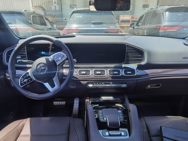 全新2023款奔驰gls450中控显示屏也移植了奔驰s级轿车的最新设计双