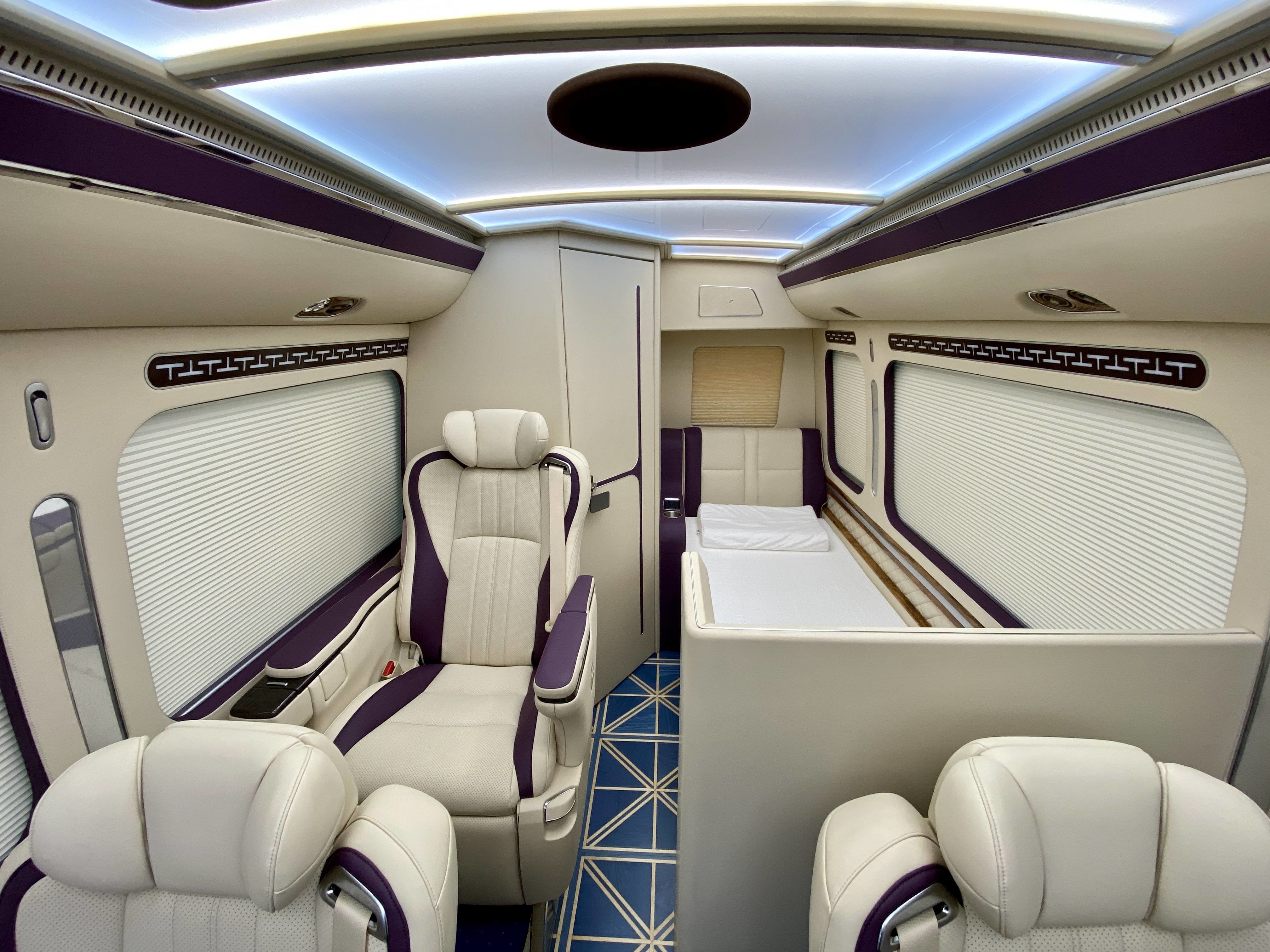 丰田考斯特7座商务车 豪华配置带卫生间