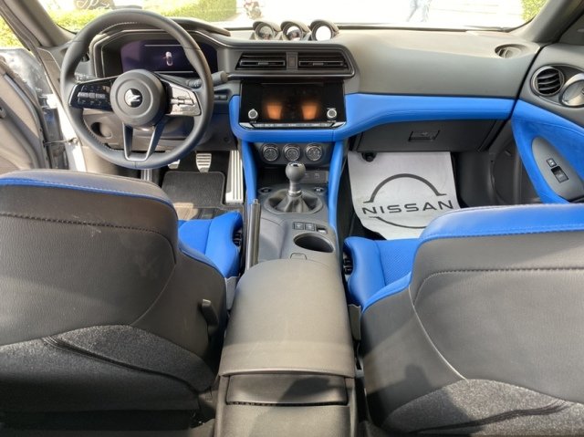 在内饰方面,日产400z 23款 3.