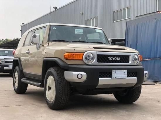 2022款丰田fj酷路泽复古的外观,蛙眼双圆大灯,toyota字母中网