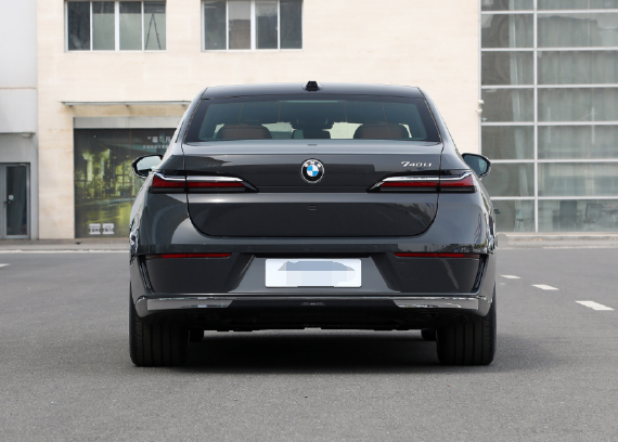 2023款宝马740运动气场很足 天津现车热卖价格