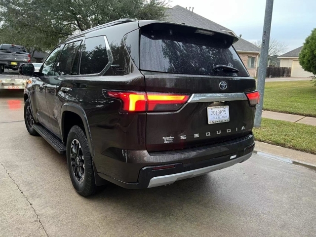 车尾也能醒目的sequoia英文标志,这也是丰田最新的设计手法现在也有